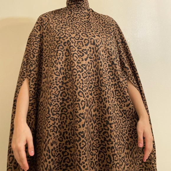Cheetah print turtleneck Poncho - Picture 2 of 2